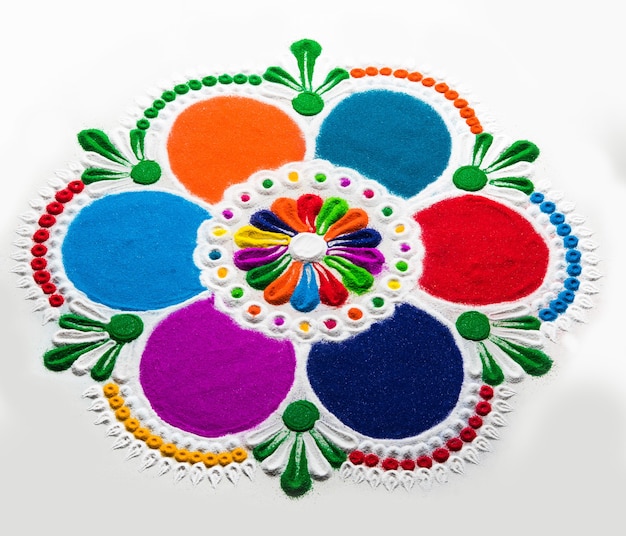 Diwali, Onam, Pongal 축제 기간 동안 분말 색상으로 만든 Rangoli 디자인