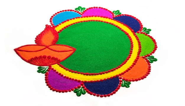 Diwali, Onam, Pongal 축제 기간 동안 분말 색상으로 만든 Rangoli 디자인