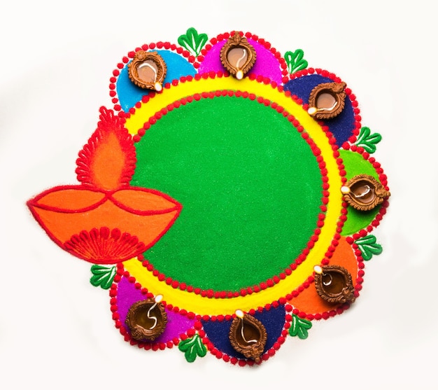 Foto rangoli design fatto di colori in polvere durante i festival diwali, onam, pongal
