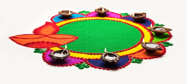 Rangoli-ontwerp gemaakt van poederkleuren tijdens Diwali, Onam, Pongal-festivals