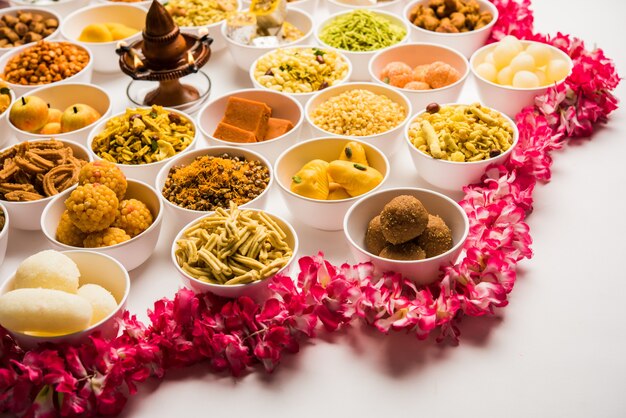 Rangoli van Farsan of snacks in kommen voor Diwali met diya