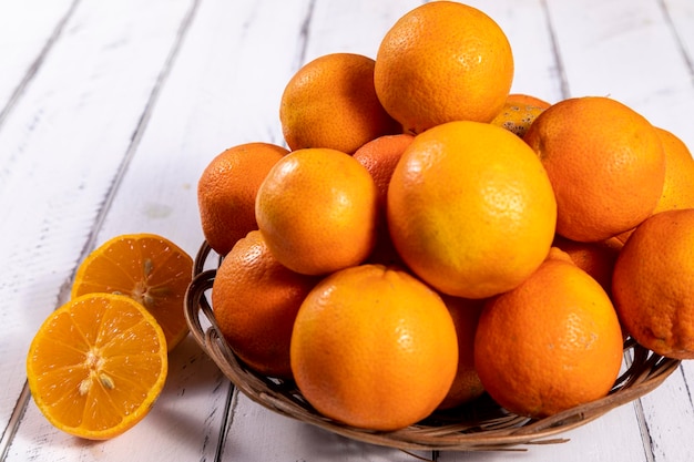 사진 rangpur citrus limonia 또는 citrus reticulata medica는 때때로 rangpur 라임 만다린 라임 또는 레만다린이라고도 하며 만다린 오렌지와 유자 사이의 잡종입니다
