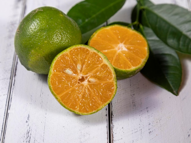 Фото Рангпур citrus limonia или citrus reticulata medica, иногда называемый рангпурским лаймом, мандариновым лаймом или лемандарином, представляет собой гибрид мандарина и цитрона.