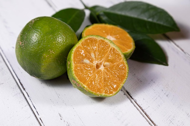 사진 rangpur citrus limonia 또는 citrus reticulata medica는 때때로 rangpur 라임 만다린 라임 또는 레만다린이라고도 하며 만다린 오렌지와 유자 사이의 잡종입니다