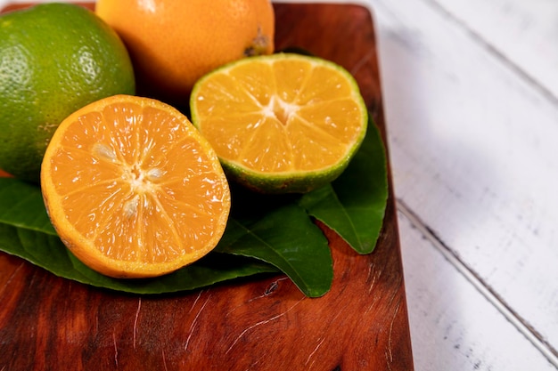 사진 rangpur citrus limonia 또는 citrus reticulata medica는 때때로 rangpur 라임 만다린 라임 또는 레만다린이라고도 하며 만다린 오렌지와 유자 사이의 잡종입니다