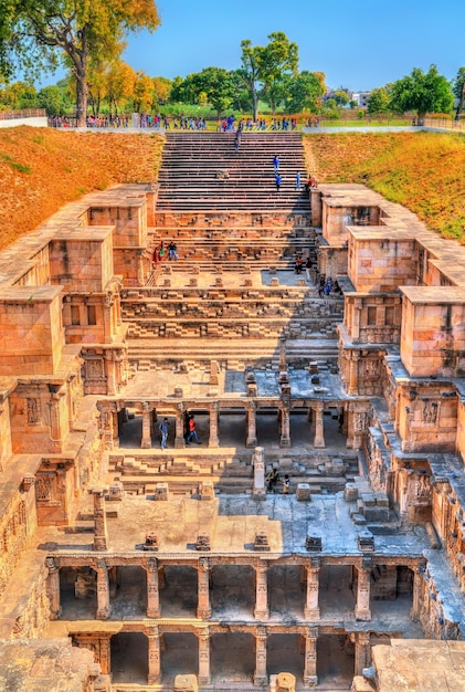 Photo rani ki vav intricately constructed stepwell in patan aunesco world heritage site in gujarat india