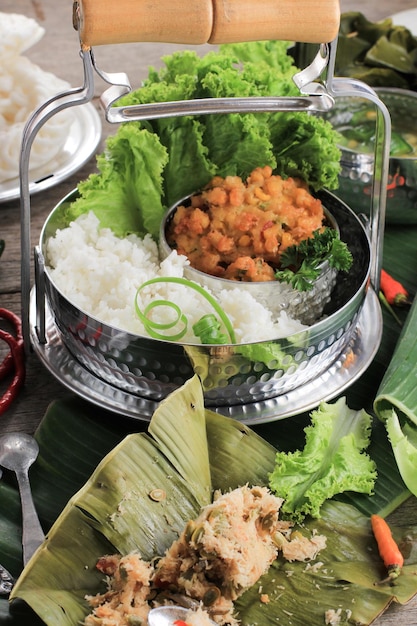 다양한 양념의 란탕간 밥과 쌓을 수 있는 밥통이 인도네시아 전통 음식으로 인기