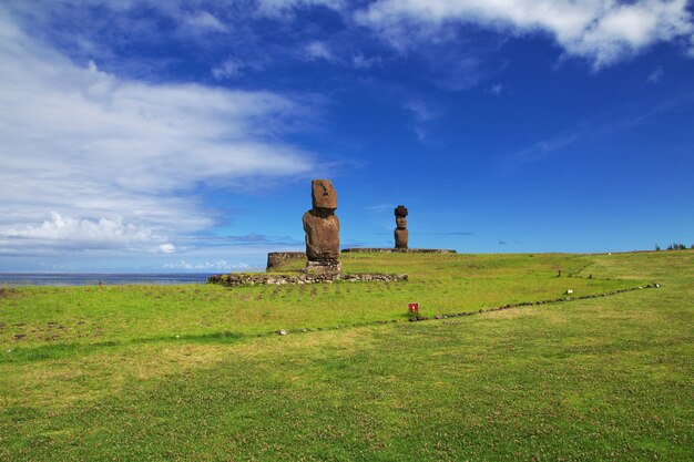 Rapa Nui. Het standbeeld Moai in Ahu Tahai op Paaseiland, Chili