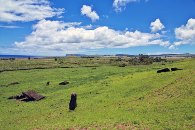 Foto rapa nui. het uitzicht op de vallei sluit rano raraku op paaseiland, chili