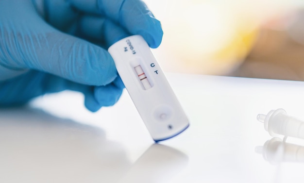 Foto il test antigenico rapido è uno strumento di screening per aiutare a rilevare il coronavirus covid-19