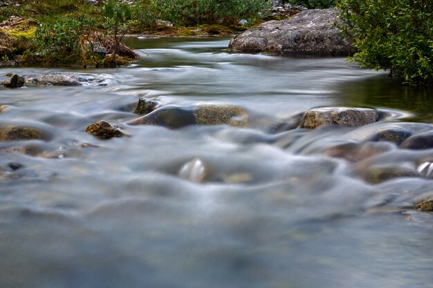 Foto il rapido flusso del fiume di montagna