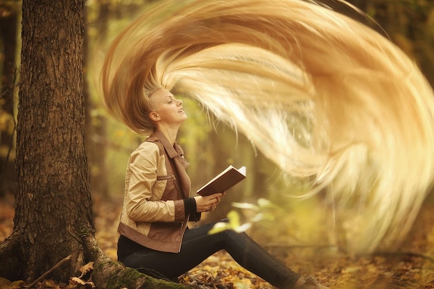 Foto rapunzel con capelli biondi molto lunghi