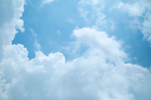 ジャカルタの珍しい明るい雲と青い空