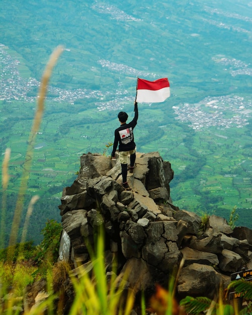 Photo rare view of man standing on rock