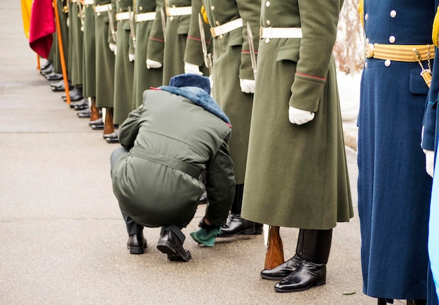 Photo rare view of officer wiping soldier shoe