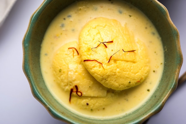 Ras malai of Rasmalai of rossomalai is een Indiaas dessert gemaakt van Jaggery of gur en suiker. Het is een rijke cheesecake zonder korst