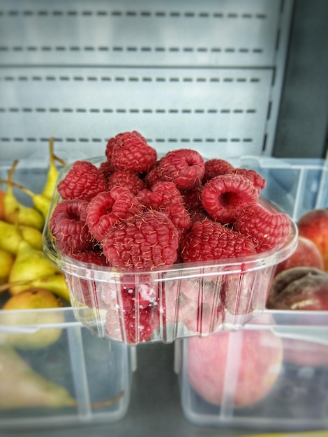 Foto raspberry in un cesto di plastica