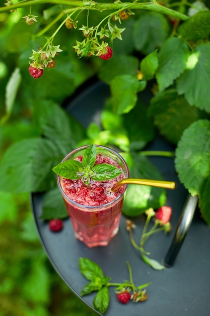 ラズベリーバジル デトックスウォーター レモネード 夏の冷たい飲み物