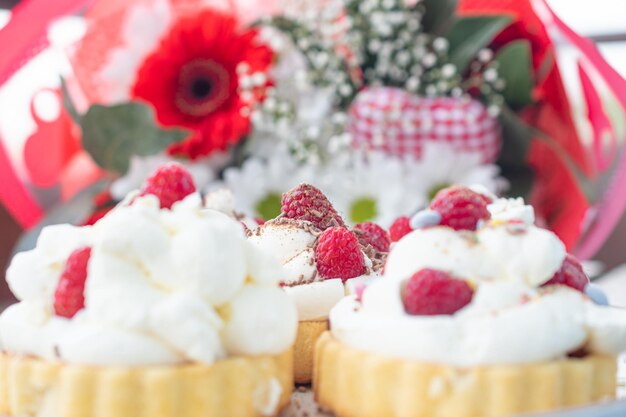 Biscotto al lampone e dessert alla crema dessert dolce con brownie alla torta di lamponi