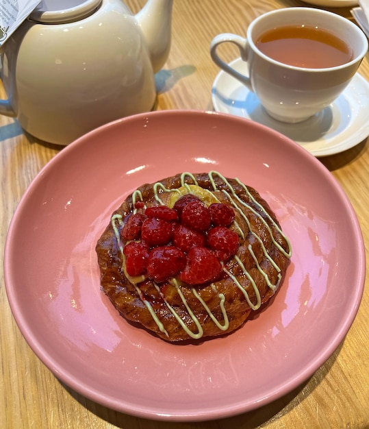 朝食と紅茶のラズベリーパン