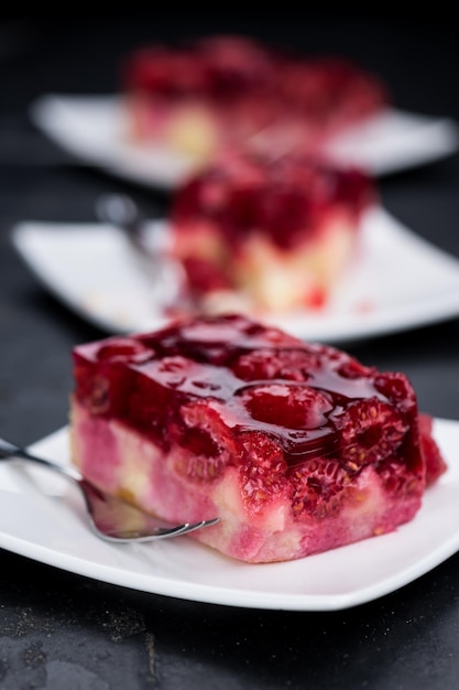 Photo raspberry cake on a rustic slate slab closeup shot