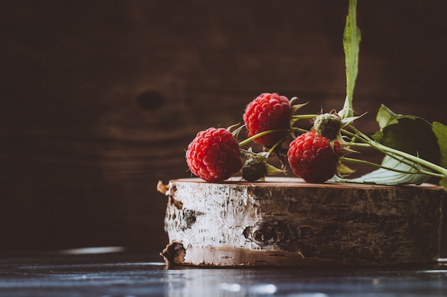 Photo raspberry on a dark wooden table