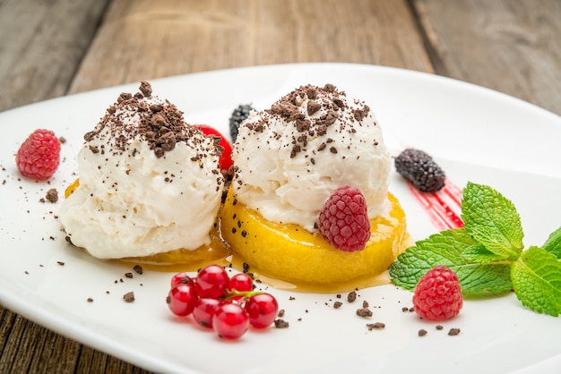 Gelato al lampone in una ciotola di legno