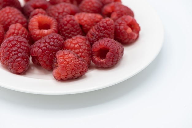 사진 복사 공간 흰색 배경에 흰색 접시에 딸기.