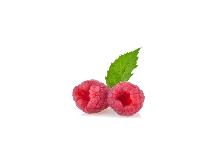 Foto raspberry met geïsoleerde bladeren op witte achtergrond