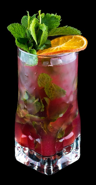 Raspberry Mojito versierd met sinaasappelchips Op zwarte achtergrond