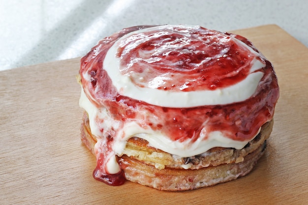 Foto pancake impilati lampone con crema di cheesecake