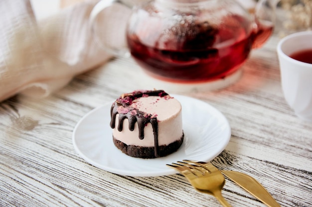 Raspberry vegan gluten en suikervrije cake met johannesbrood in de buurt van bessen biologische thee Gezond ontbijt