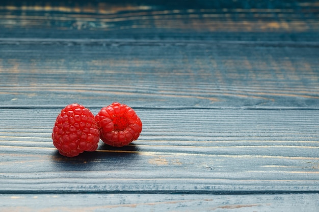 Photo raspberry on wooden table