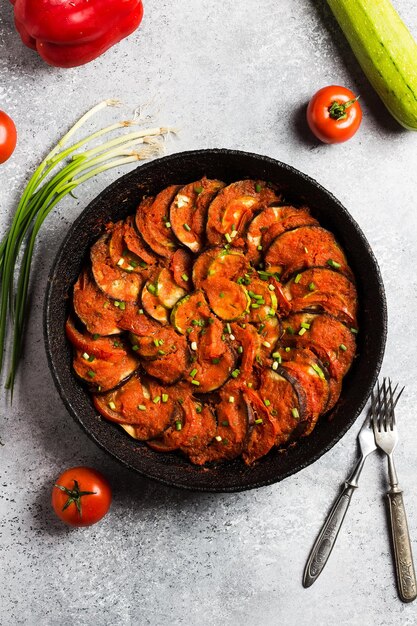 Foto ratatouille francese provence piatto di verdure zucchine peperoni melanzane