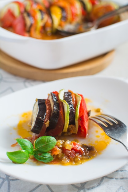 Ratatouille - nationaal Frans eten. Gebakken groenten met tomatensaus in een keramische kom. Vegetarisch gerecht.