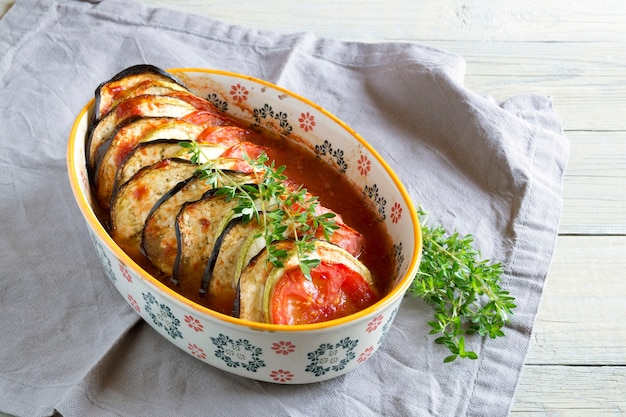 Ratatouille op een houten tafel