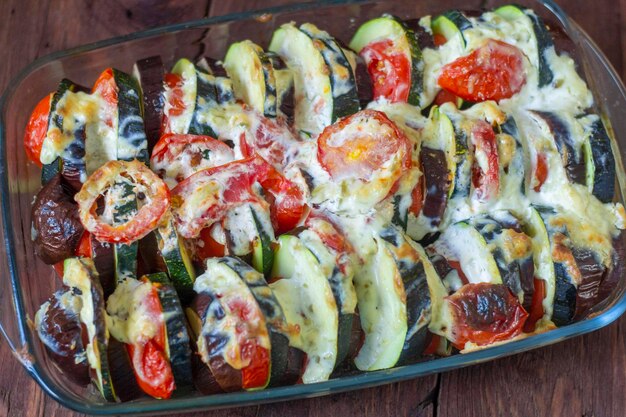 Foto ratatouille.tradizionale stufato provenzale di verdure di stagione su un fondo di legno.primo piano.