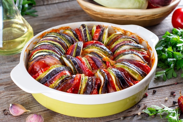 Ratatouille. Traditionele Franse stoofpot van zomergroenten. Ratatouille braadpan.