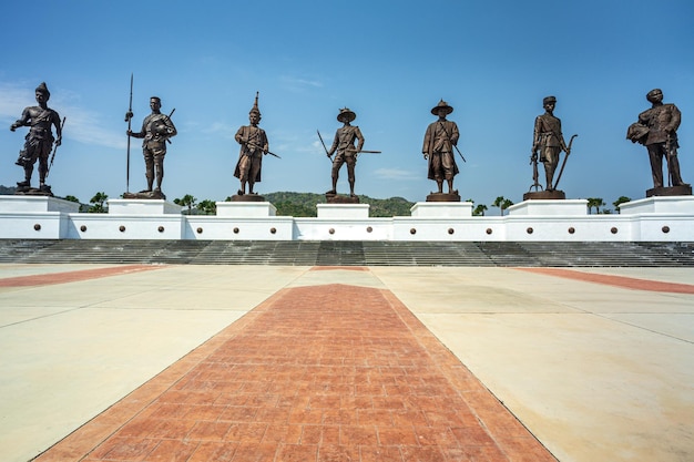 Photo ratchapruek park and the statue of seven thai kings created by the thai army under the permission of