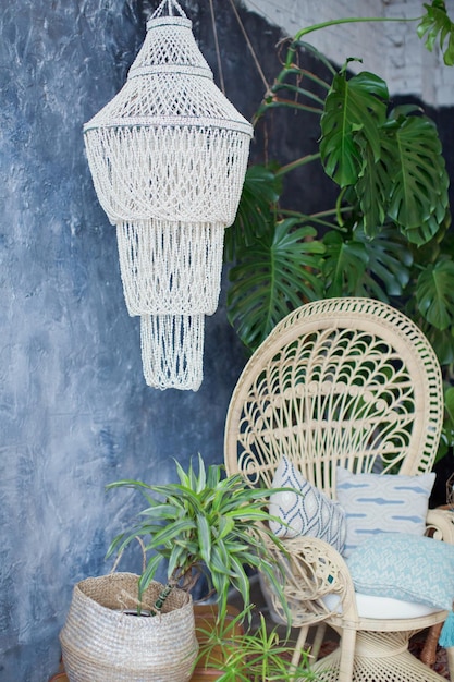 Photo rattan peacock chair and big monstera plant in loft room