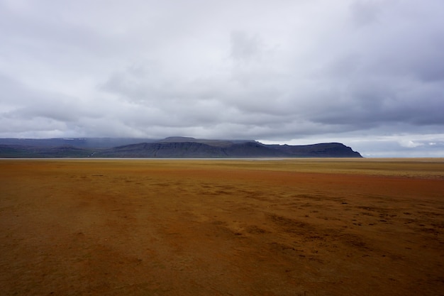 Raudasandur, of rood zandstrand, in de westfjorden van ijsland, tijdens een bewolkte regenachtige dag.