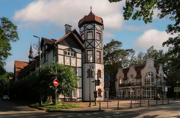 Raushen-winkelcentrum en de Russische Amber-winkel op het centrale plein Svetlogorsk Kaliningrad, Rusland