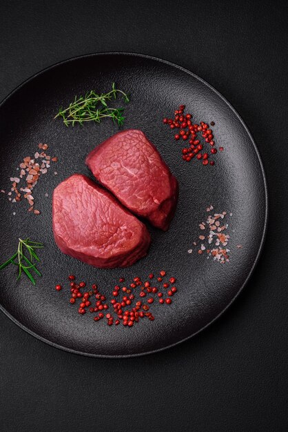 Rauw beef eye steak rond met zoute specerijen en kruiden