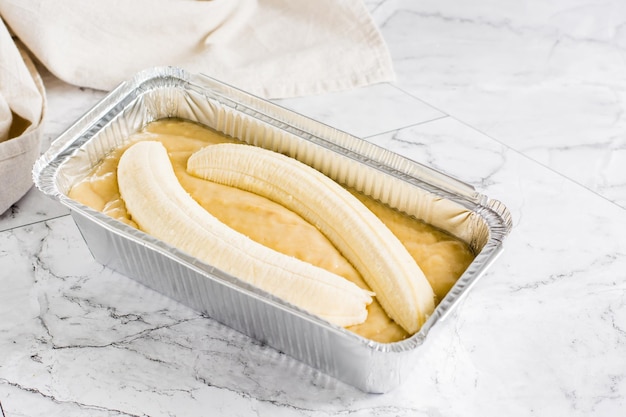 Rauw deeg voor bananenbrood in een ovenschaal op tafel Social media trendy