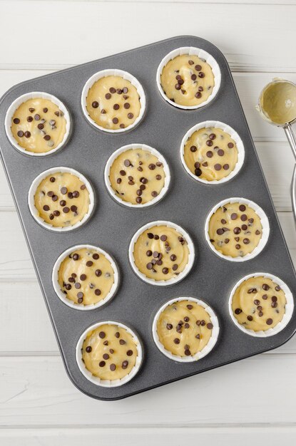 Rauw deeg voor muffins met chocoladeschilfers in bakvorm Recept stap voor stap Bovenaanzicht