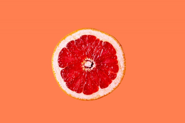 Rauw fris rood oranje fruit over trendy levend koraal