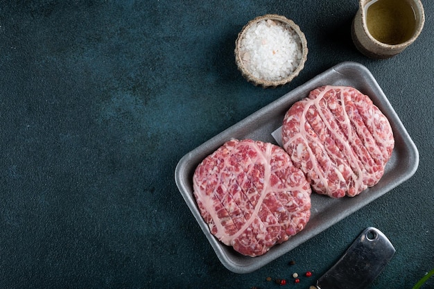 Rauw gehakt en ingrediënten voor zelfgemaakte grillburgers Halffabrikaten Amerikaanse keuken Rauwe burger