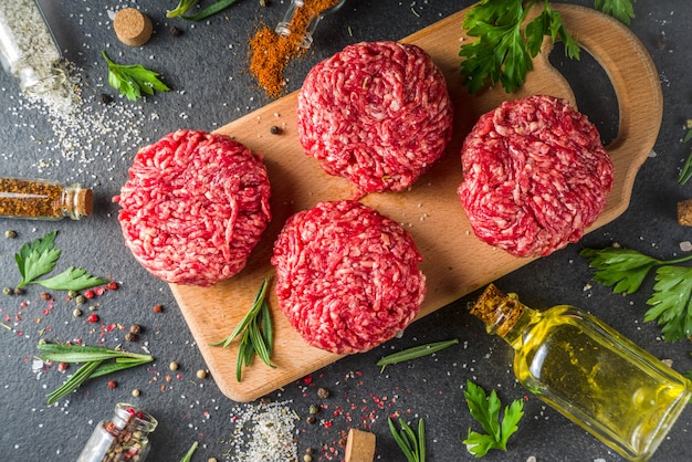 Rauw gehakt rundvlees hamburger koteletten