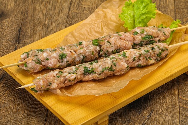 Rauw gehakt varkensvlees spies kebab voor grill