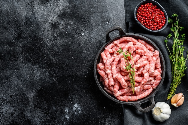 Rauw gemalen varkensvlees. Biologisch gehakt, gehakt.